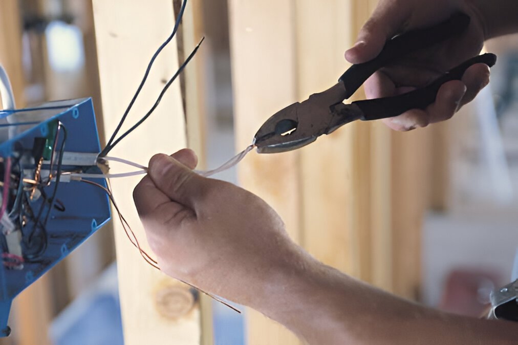 Top 10 Qualities to Look for in Reliable Electrician Contractors